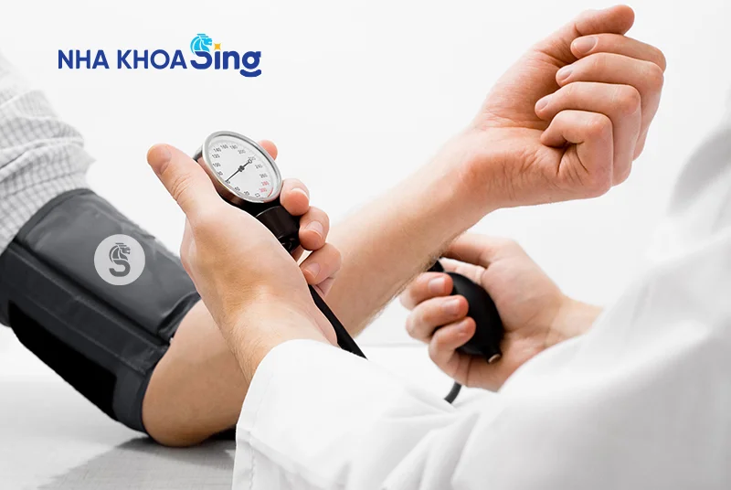 cao-huyet-ap-co-trong-rang-implant-duoc-khong-2