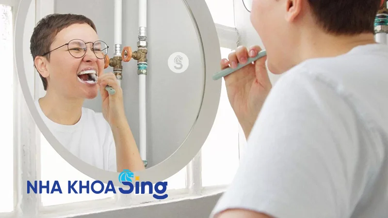 trong-rang-implant-co-bi-hoi-mieng-khong-2