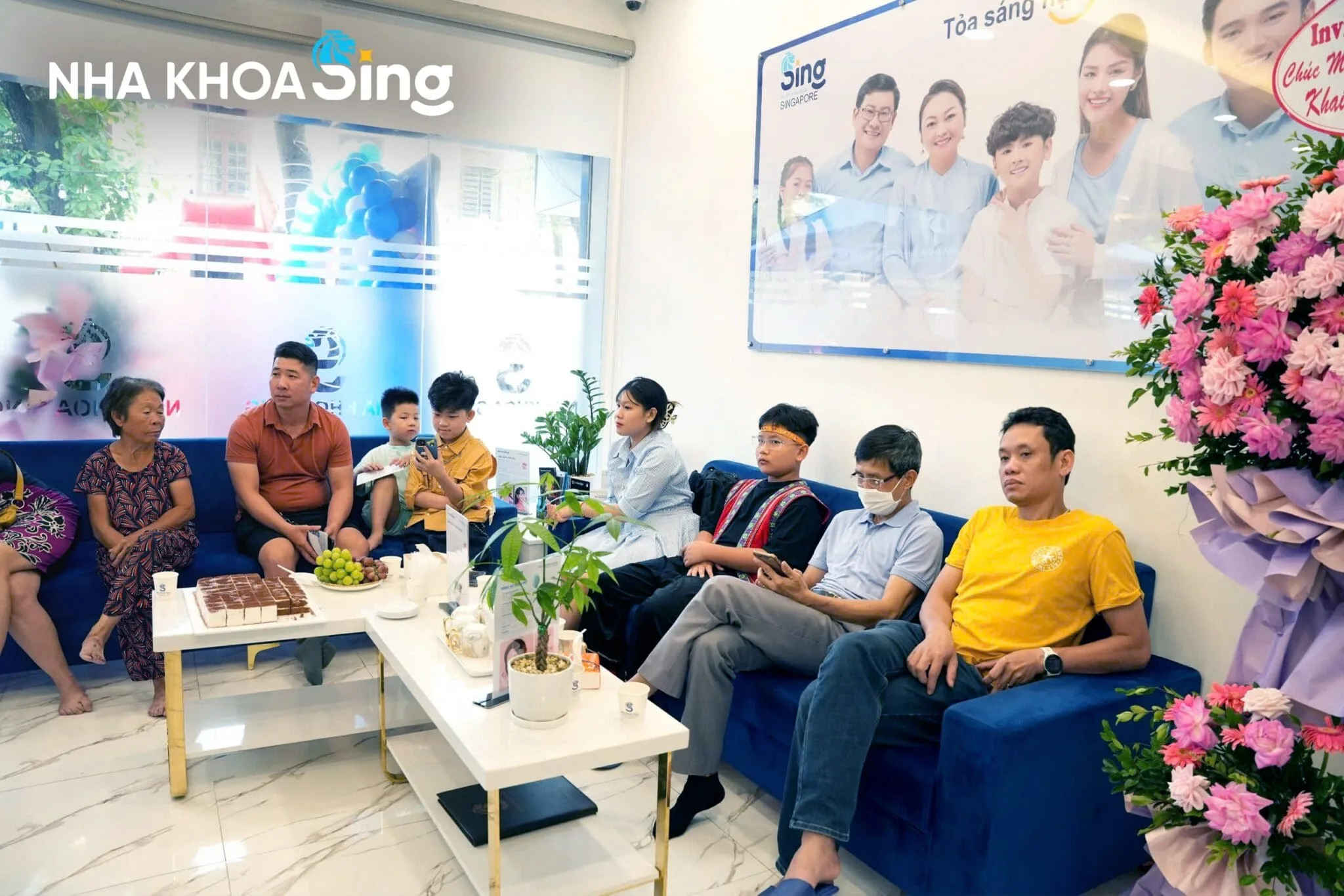 Khách hàng trong buổi khai trương Nha khoa Sing cơ sở thứ 11